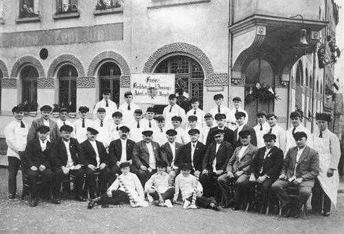 C:\Users\Hörr\Andrea\Adorf\Gewerbeverein\Fleischermeister Paul Adler\1940 Fleischerinnung Restaurant Zeppelin.jpg